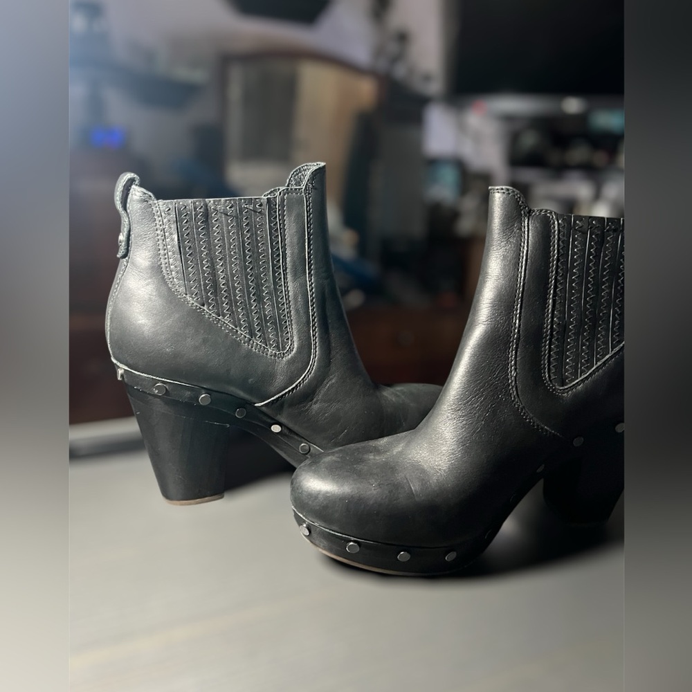 UGG "Carberry" Black Leather Studded Ankle Boots 1005755 Women’s Size 9